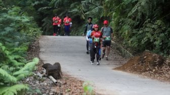 Pelari saat mengikuti Situ Gunung Trail Run (SGTR) 2019 di Situ Gunung, Sukabumi, Jawa Barat, Minggu (25/8).  [Suara.Com/Oke Atmaja]