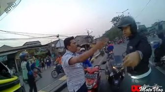 Nyali Besar, Moto Vlogger ini Sendirian Halau Pemotor yang Lawan Arah