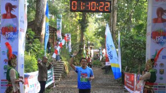 Pelari saat mengikuti Situ Gunung Taril Run (SGTR) 2019 di Situ Gunung, Sukabumi, Jawa Barat, Minggu (25/8). [Suara.com/Oke Atmaja]