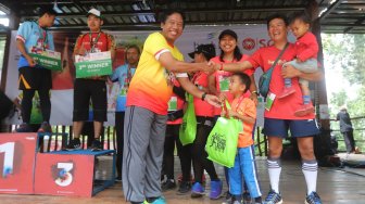 Lorenso Sutanto menerima hadiah usai mengikuti lomba lari Situ Gunung Trail Run (SGTR) 2019 di Situ Gunung, Sukabumi, Jawa Barat, Minggu (25/8). [Suara.com/Arya Manggala]