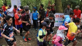 Pelari saat mengikuti Situ Gunung Taril Run (SGTR) 2019 di Situ Gunung, Sukabumi, Jawa Barat, Minggu (25/8). [Suara.com/Oke Atmaja]