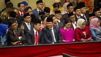 Mantan Gubernur DKI Jakarta Basuki Tjahaja Purnama (tengah), Djarot Saiful Hidayat (kedua kiri) dan Sutiyoso (ketiga kiri) menghadiri pelantikan anggota Dewan Perwakilan Rakyat Daerah (DPRD) DKI Jakarta periode 2019-2024 di Gedung DPRD DKI Jakarta, Senin (26/8). [ANTARA FOTO/Dhemas Reviyanto]
