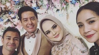 8 Gaya Kocak Artis di Resepsi Roger Danuarta dan Cut Meyriska, Seru Abis!