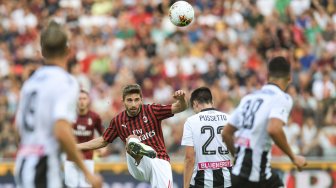 Pemain depan Ac Milan Fabio Borini menendang bola selama pertandingan sepak bola Serie A Italia Udinese melawan AC Milan di Stadion Friuli, Udinese, Italia, Senin (26/8) dini hari WIB. [Miguel MEDINA / AFP]