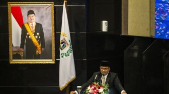 Gubernur DKI Jakarta Anies Baswedan menyampaikan sambutan pada pelantikan anggota Dewan Perwakilan Rakyat Daerah (DPRD) DKI Jakarta periode 2019-2024 di Gedung DPRD DKI Jakarta, Senin (26/8). [ANTARA FOTO/Dhemas Reviyanto]