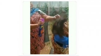 Bikin Tepok Jidat! Teknik Perempuan Ini Basmi Kutu Rambut