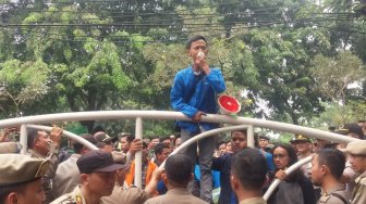 Belum Kerja, Anggota DPRD Bekasi Baru Sudah Didemo, Harus Dilantik di Jalan