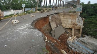 Jalan Jembatan Cipamungkas Longsor 6 Bulan, Belum Tersentuh Pemkab Bekasi