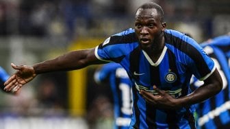 Pemain depan Inter Milan Romelu Lukaku merayakan golnya setelah mencetak gol ke gawang Lecce selama pertandingan sepak bola Serie A Italia Inter Milan melawan Lecce di Stadion Giuseppe Meazza, Milan, Italia, Selasa (27/8) dini hari WIB. [Miguel MEDINA / AFP]