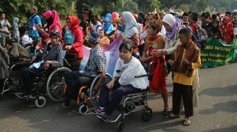 Sejumlah penyandang disabilitas melakukan Pawai Budaya Disabilitas di kawasan Monas, Jakarta, Senin (27/8). [Suara.com/Arya Manggala]
