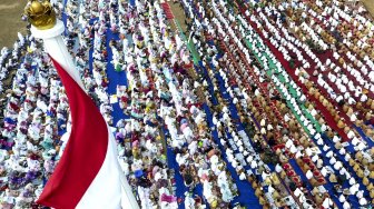 Ratusan umat muslim menunaikan salat Istisqa (minta hujan) di halaman Griya Agung, Palembang, Sumatera Selatan, Selasa (27/8). [ANTARA FOTO/Nova Wahyudi]