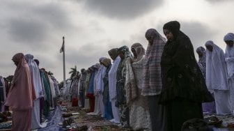 Ratusan umat muslim menunaikan salat Istisqa (minta hujan) di halaman Griya Agung, Palembang, Sumatera Selatan, Selasa (27/8). [ANTARA FOTO/Nova Wahyudi]