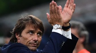 Pelatih Inter Milan Antonio Conte memberika instruksi kepada pemain selama pertandingan sepak bola Serie A Italia Inter Milan melawan Lecce di Stadion Giuseppe Meazza, Milan, Italia, Selasa (27/8) dini hari WIB. [Miguel MEDINA / AFP]