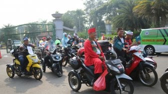 Sejumlah penyandang disabilitas melakukan Pawai Budaya Disabilitas di kawasan Monas, Jakarta, Senin (27/8). [Suara.com/Arya Manggala]
