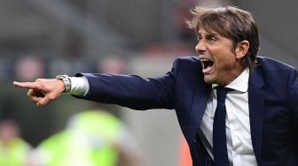 Pelatih Inter Milan Antonio Conte memberika instruksi kepada pemain selama pertandingan sepak bola Serie A Italia Inter Milan melawan Lecce di Stadion Giuseppe Meazza, Milan, Italia, Selasa (27/8) dini hari WIB. [Miguel MEDINA / AFP]