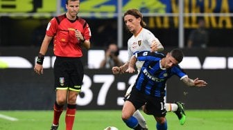 Gelandang Lecce Jacopo Petriccione (Belakang) menjegal gelandang Inter Milan Stefano Sensi selama pertandingan sepak bola Serie A Italia Inter Milan melawan Lecce di Stadion Giuseppe Meazza, Milan, Italia, Selasa (27/8) dini hari WIB. [Miguel MEDINA / AFP]