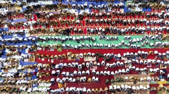 Ratusan umat muslim menunaikan salat Istisqa (minta hujan) di halaman Griya Agung, Palembang, Sumatera Selatan, Selasa (27/8). [ANTARA FOTO/Nova Wahyudi]