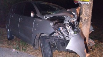 Mobil Ertiga Hancur Setalah Menabrak Pohon di Desa Mojowatesrejo Mojokerto