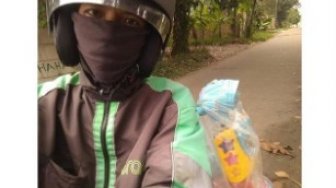 Ojol Menahan Haru saat Antar Barang Pesanan, Alasannya Bikin Prihatin