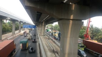 Puluhan Mobil Alami Pecah Ban di Km 39  Jalan Tol Jakarta-Cikampek