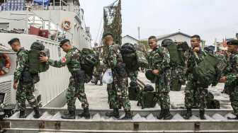 Sejumlah prajurit TNI AD dari Batalyon Infanteri Raider 142/Ksatria Jaya menaiki KRI Teluk Lampung 540 usai mengikuti upacara pemberangkatan Satgas Pamtas RI-RDTL Sektor Timur di Pelabuhan Boom Baru Palembang, Sumatera Selatan, Rabu (28/8). [ANTARA FOTO/Nova Wahyudi]
