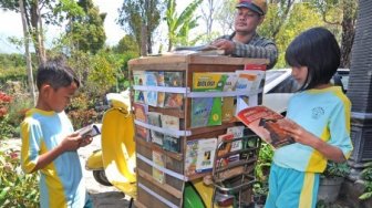 Inovatif, Vespa Disulap Jadi Rak Buku Perpustakaan