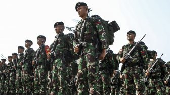 Ratusan prajurit TNI AD dari Batalyon Infanteri Raider 142/Ksatria Jaya mengikuti upacara pemberangkatan Satgas Pamtas RI-RDTL Sektor Timur di Pelabuhan Boom Baru Palembang, Sumatera Selatan, Rabu (28/8). [ANTARA FOTO/Nova Wahyudi]