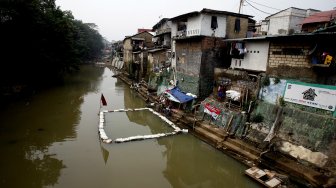 Suasana bantaran Sungai Ciliwung di Kota Bogor, Jawa Barat, Rabu (28/8). [ANTARA FOTO/Yulius Satria Wijaya]