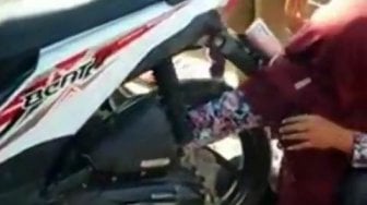 Digas Cucunya, Tangan Nenek di Banyuwangi Terjepit Roda Motor