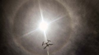 Fenomena cincin matahari muncul di langit kawasan Kota Lhokseumawe, Aceh, Rabu (28/8). [ANTARA FOTO/Rahmad]