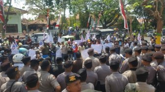 Ratusan Petani Tembakau Luruk Kantor Bupati Pamekasan