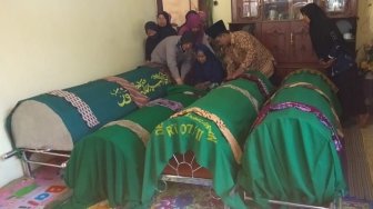 Empat Jenazah Korban Pembunuhan di Banyumas Dimakamkan Berdampingan