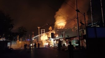Mobil Water Canon kepolisian berusaha memadamkan api yang membakar bangunan saat berlangsungnya aksi unjuk rasa di Jayapura, Papua, Kamis (29/8/2019). [Antara Foto/Indrayadi TH/wpa/wsj]