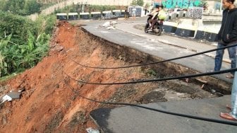 Diguyur Hujan Lebat, Jalan Raya Cibodas-Rumpin Longsor