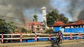 Asap membubung ke langit dari sejumlah bangunan yang terbakar saat berlangsungnya aksi unjuk rasa di Jayapura, Papua, Kamis (29/8/2019). [Antara Foto/Indrayadi TH/wpa/wsj]
