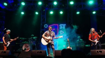 Band Naif Meriahkan Puncak Acara Perayaan 1 Tahun De Entrance Arkadia