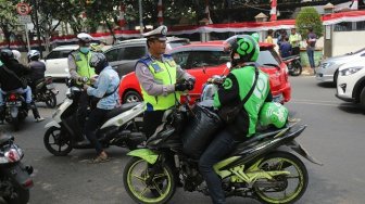 Tak hanya pengendara biasa, sejumlah pengemudi ojek online tak luput dari razia polisi saat Operasi Patuh Jaya 2019 di Jalan Kemanggisan, Jakarta, Kamis (29/8). [Suara.com/Arya Manggala]