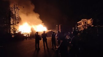 Warga menyaksikan bangunan yang terbakar saat berlangsungnya aksi unjuk rasa di Jayapura, Papua, Kamis (29/8/2019). [Antara Foto/Indrayadi TH/wpa/wsj]