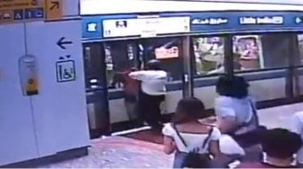 Ditinggal Teman, Wanita Ini Paksa Masuk MRT hingga Terjepit Celah Pintu