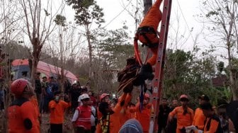 Diduga Tersetrum, Pria Asal Bantul Ditemukan Tewas Tersangkut di Pohon