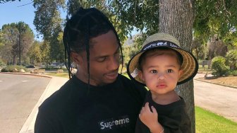 Gemas! Begini Asyiknya Travis Scott dan Stormi Main di Kolam Renang