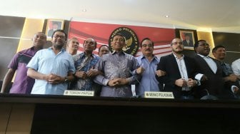 Menkopolhukam Wiranto (tengah) bersama para tokoh Papua dan Papua Barat menyampaikan keterangan terkait kondisi keamanan Papua di Jakarta, Jumat (30/8). [Suara.com/Arya Manggala]