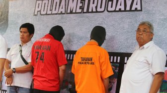 Tersangka dihadirkan saat rilis penyelundupan ponsel ilegal di Polda Metro Jaya, Jakarta, Kamis (29/8). [Suara.com/Arya Manggala]