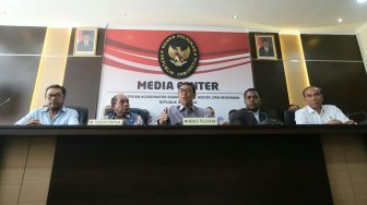 Menkopolhukam Wiranto bersama para tokoh Papua dan Papua Barat menyampaikan keterangan terkait kondisi keamanan Papua di Jakarta, Jumat (30/8). [Suara.com/Arya Manggala]