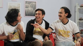 Artis pemain film 'Warkop DKI Reborn' saat berkunjung ke kantor Redaksi Suara.com, Jakarta, Jumat (30/8). [Suara.com/Oke Atmaja]
