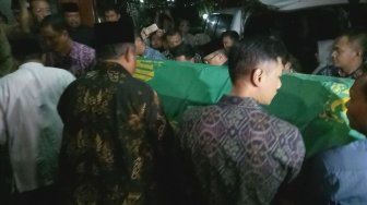 Jenazah Ibunda Tiba di Puri Cikeas, SBY Ikut Angkat Keranda dari Ambulans