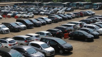 Suasana di Park and Ride, Thamrin, Jakarta, Jumat (30/8). [Suara.com/Arya Manggala]