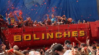 Lempar Tomat Sampai Memar, Serunya Festival La Tomatina di Spanyol