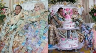 Berkalung Uang Dolar dan Rupiah, Foto Pengantin Ini Viral