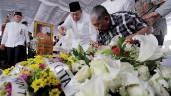 Presiden ke-6 RI Susilo Bambang Yudhoyono didampingi Putra sulungnya Agus Harimurti Yudhoyono mengikuti proses pemakaman ibundanya almarhumah Siti Habibah di TPU Tanah Kusir, Jakarta, Sabtu (31/8). [Suara.com/Oke Atmaja]